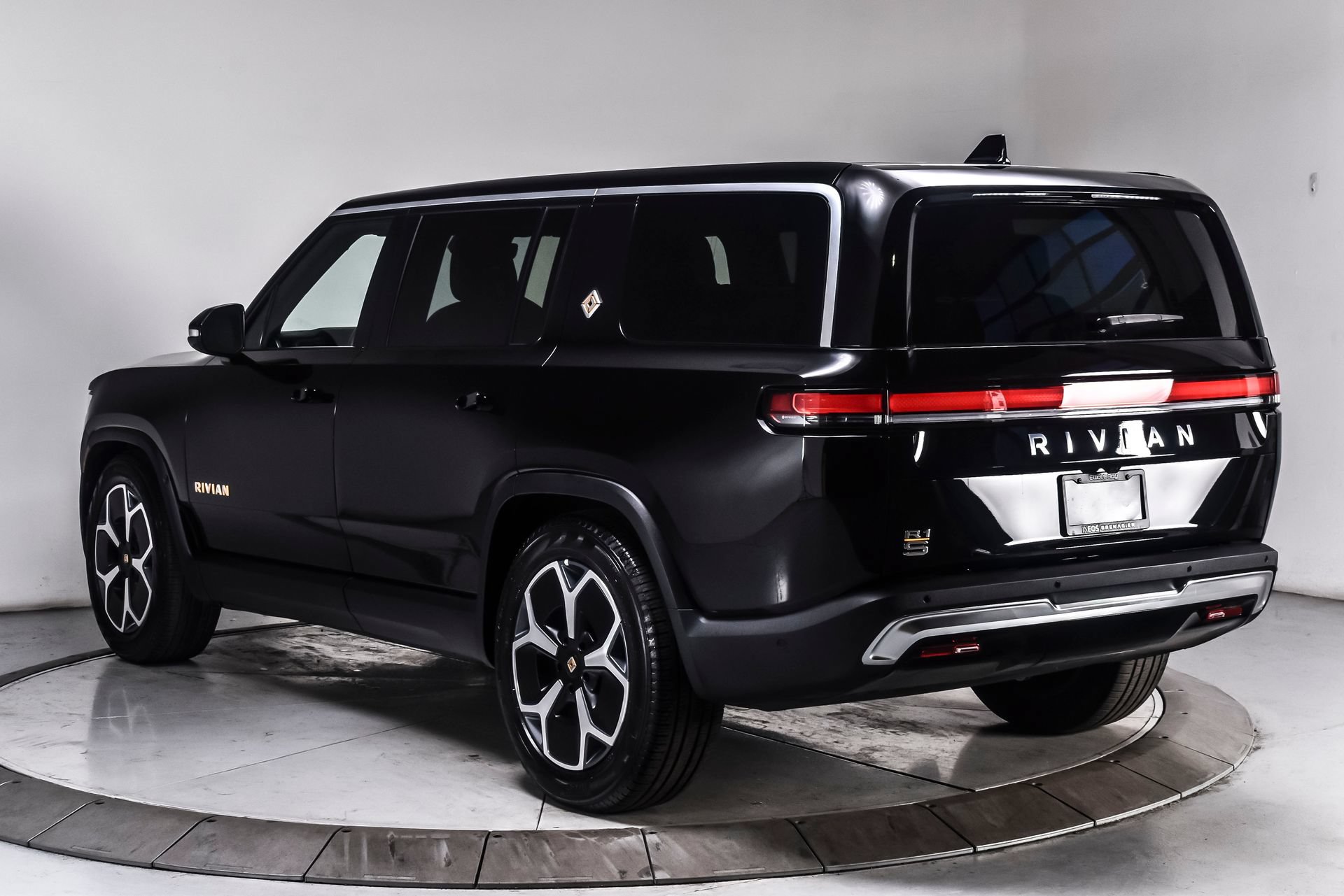 Used 2024 Rivian R1S Adventure AWD/4WD image 4