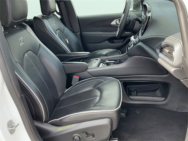 Used 2025 Chrysler Pacifica Limited image 21