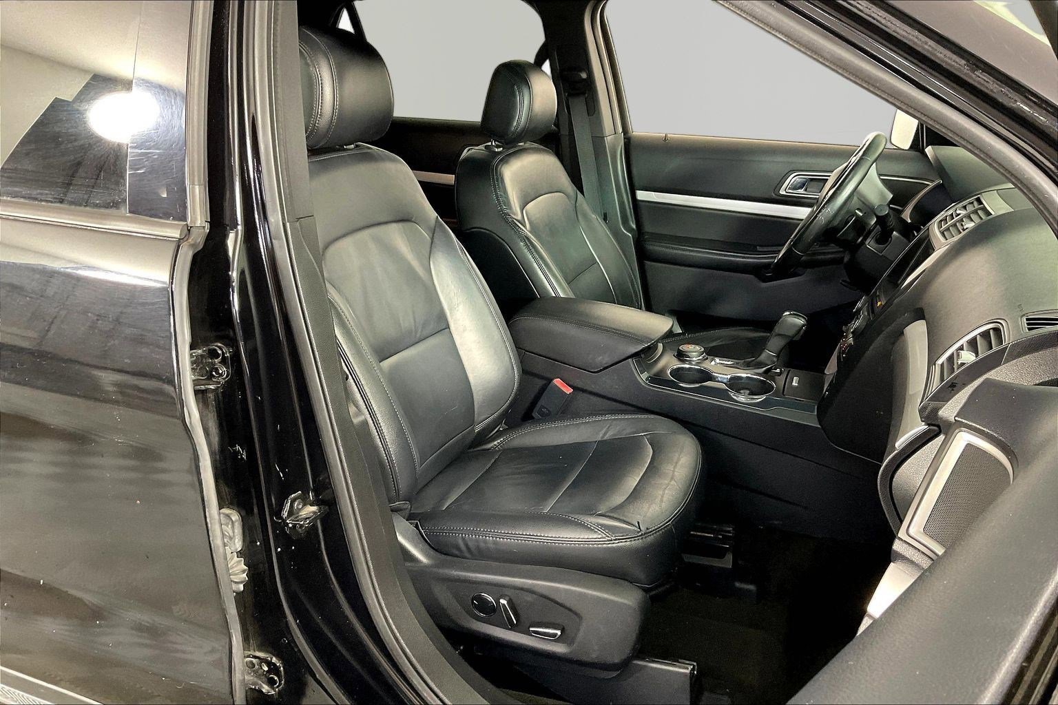 Used 2016 Ford Explorer XLT w/ Equipment Group 202A image 29