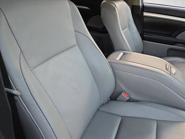 Used 2018 Toyota Highlander XLE AWD/4WD image 21