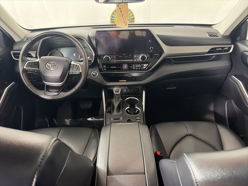 Used 2023 Toyota Highlander XLE image 7