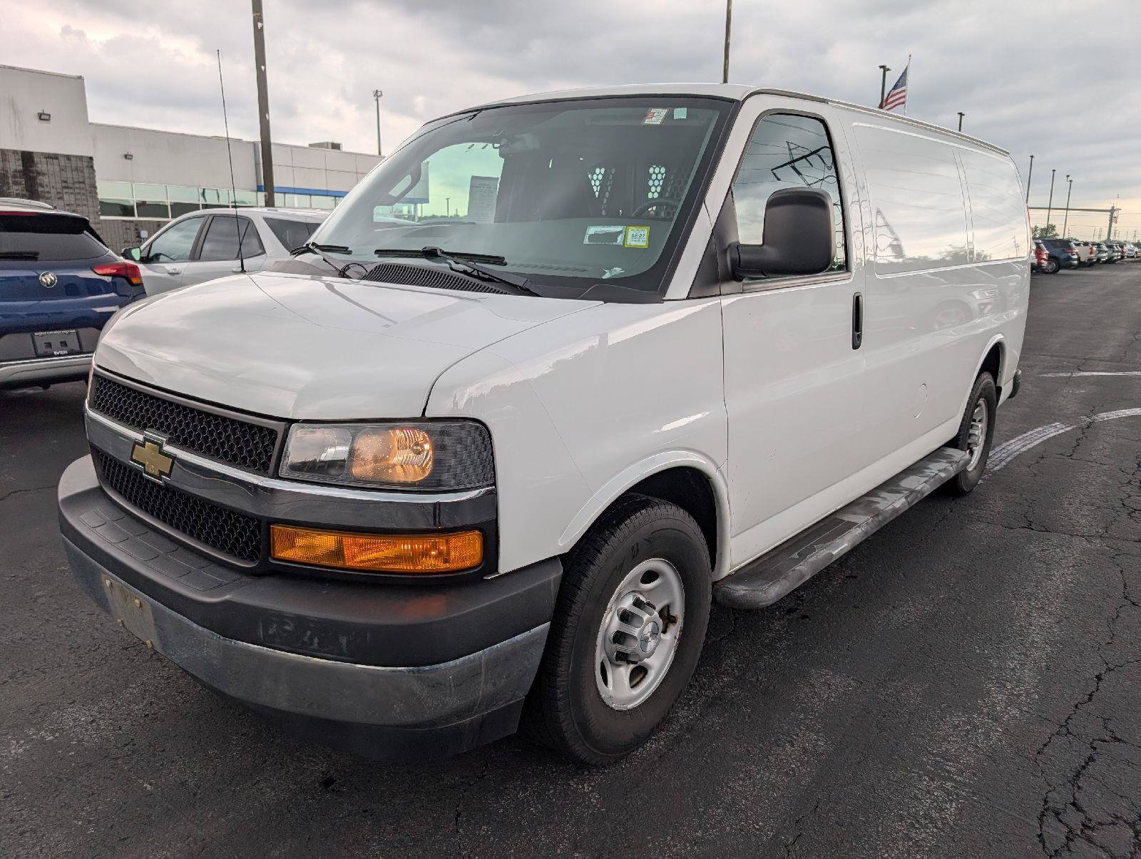 Used 2018 Chevrolet Express 2500 w/ Driver Convenience Package RWD image 4