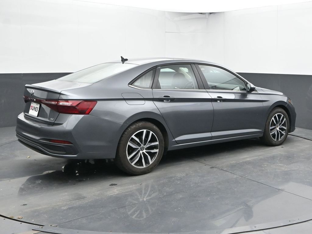 Used 2025 Volkswagen Jetta SE image 11