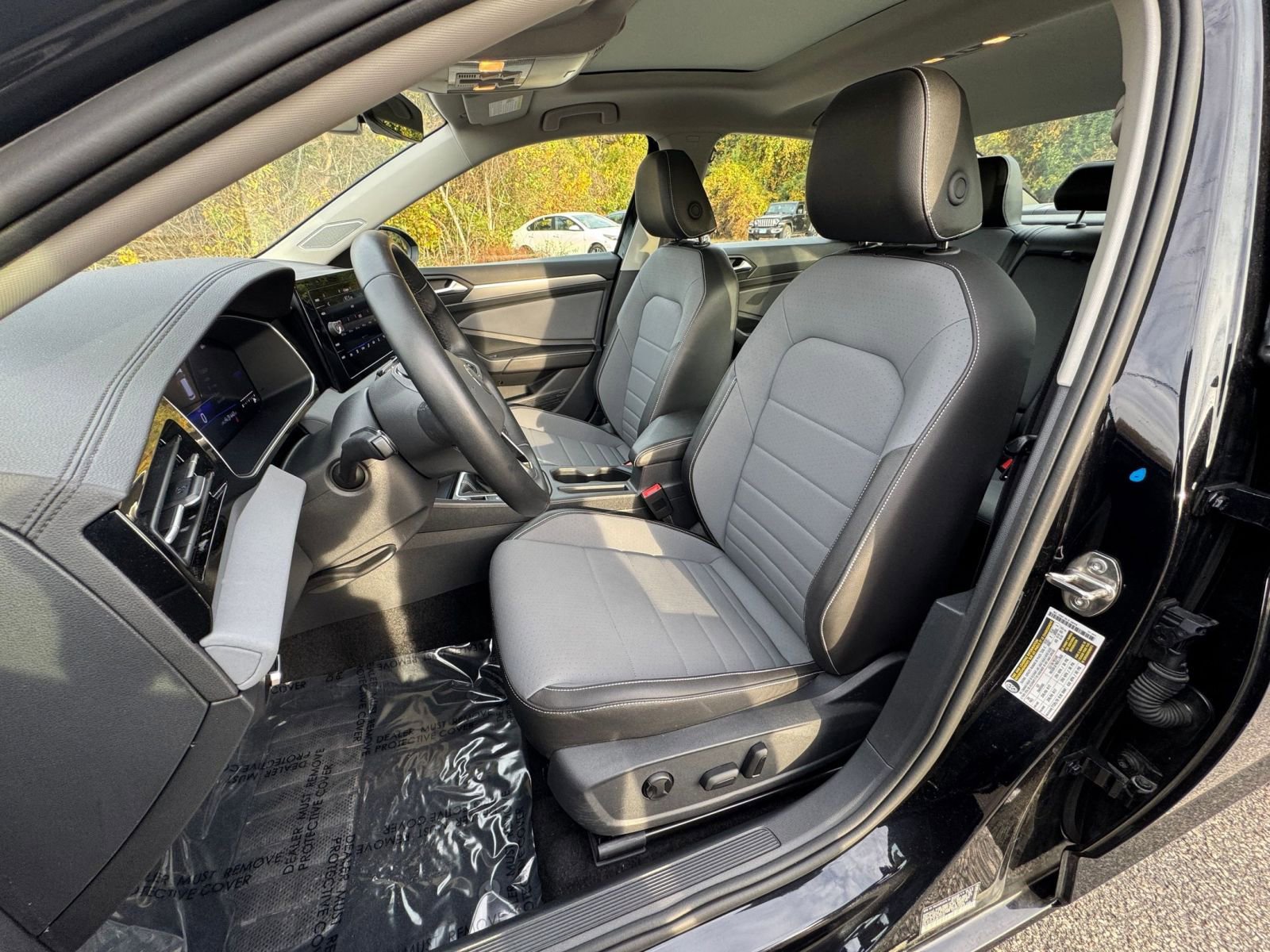 Used 2025 Volkswagen Jetta SE image 31