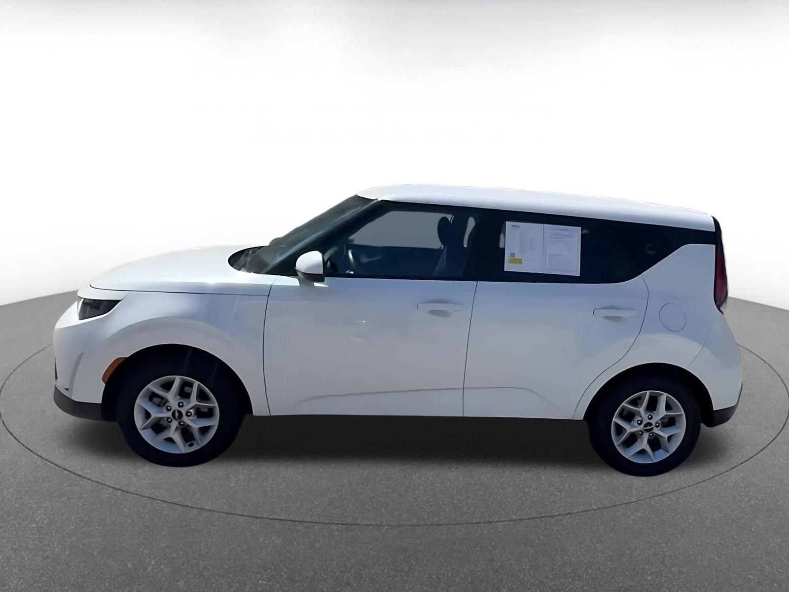 Used 2025 Kia Soul LX w/ LX Technology Package FWD image 9