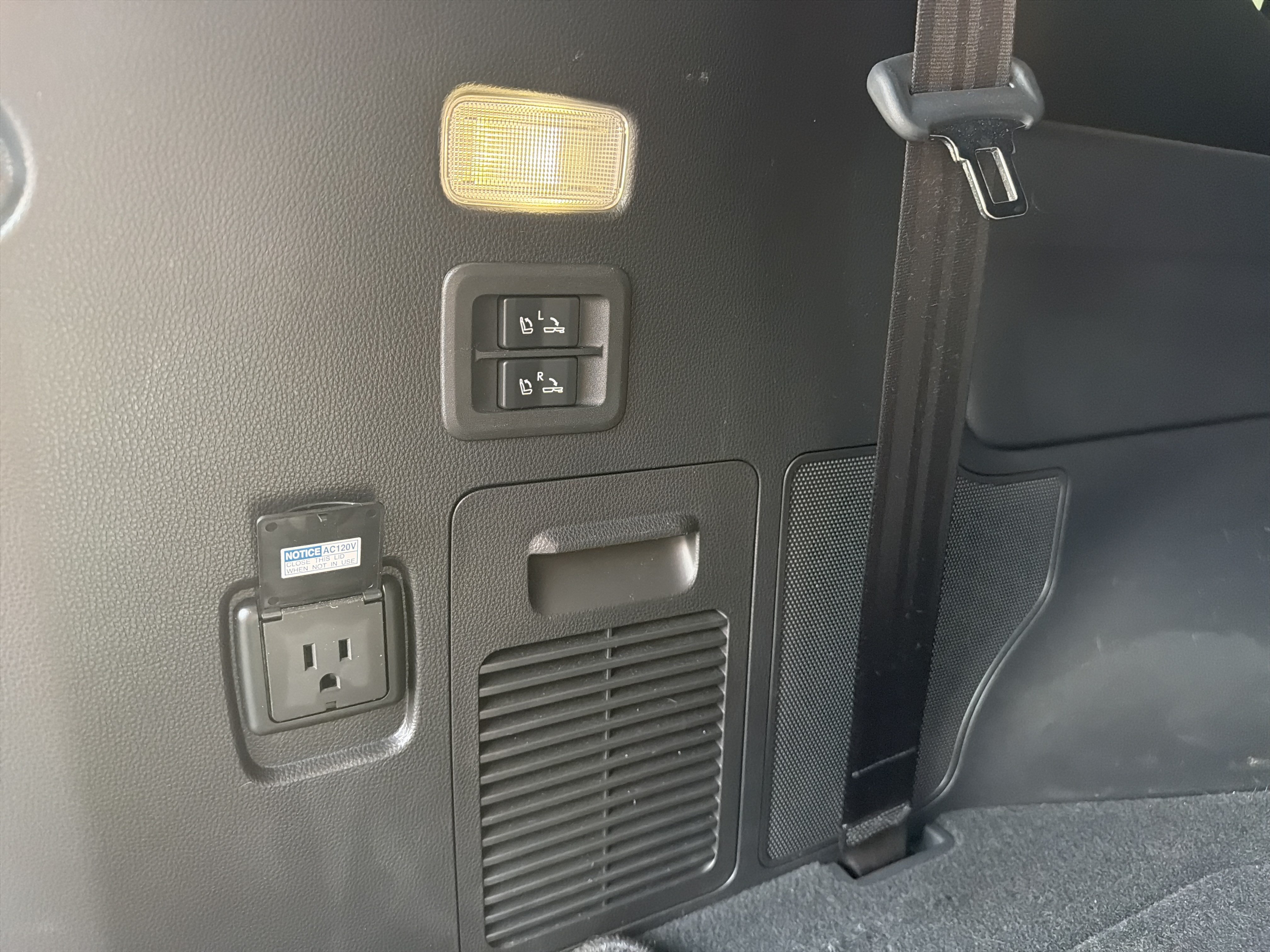 Used 2022 Lexus LX 600 4WD w/ Interior Upgrade Package image 33