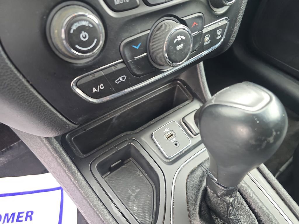 Used 2019 Jeep Cherokee Latitude Plus image 25