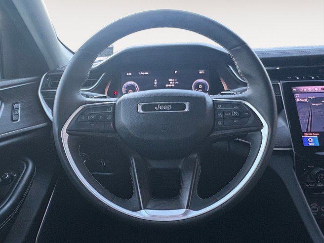 Used 2023 Jeep Grand Cherokee Limited w/ Black Appearance Package AWD/4WD image 12