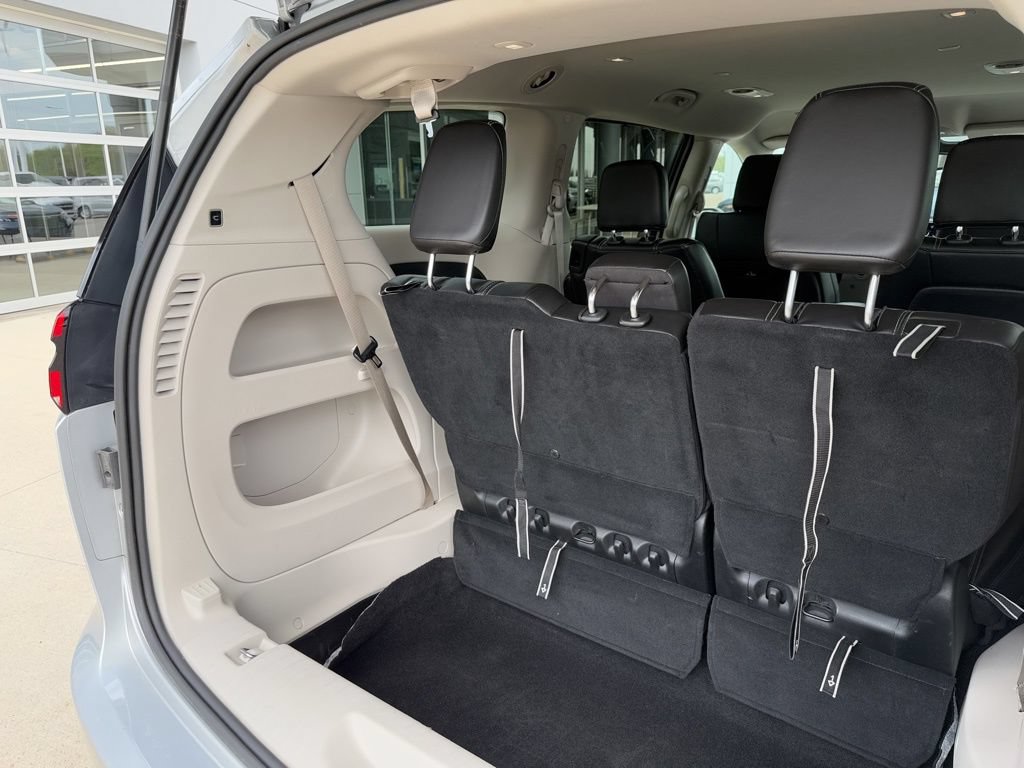 Used 2023 Chrysler Pacifica Touring-L FWD image 18