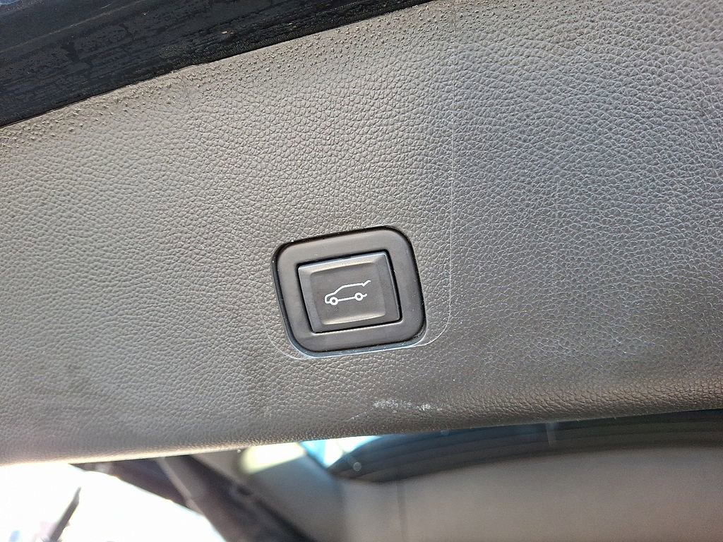 Used 2023 Chevrolet Traverse RS image 38