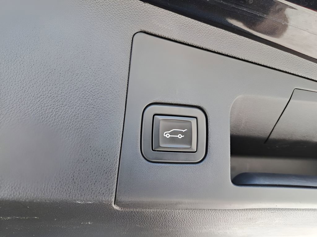 Used 2017 Cadillac XT5 Luxury w/ Driver Awareness Package image 7