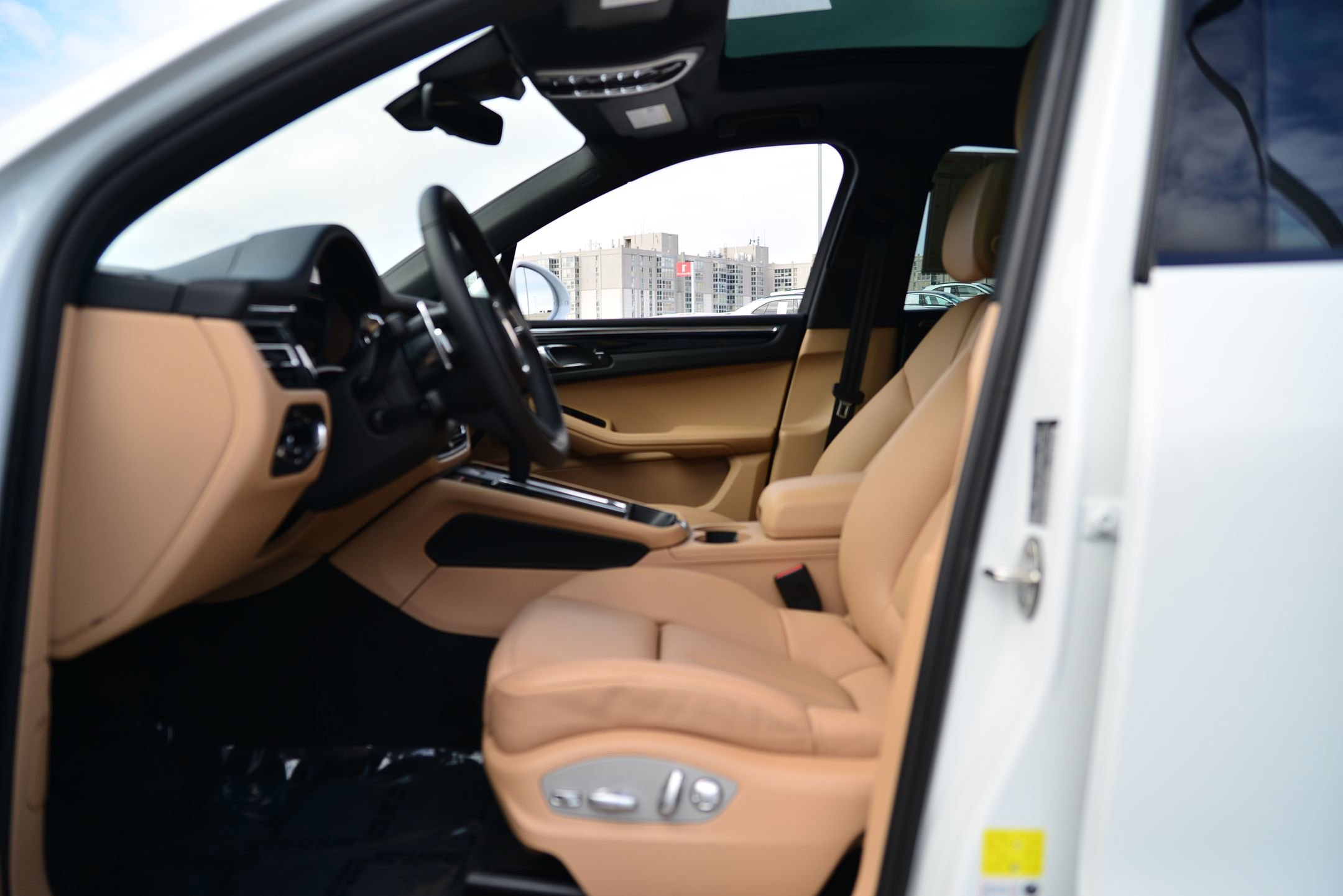 Certified 2025 Porsche Macan image 5