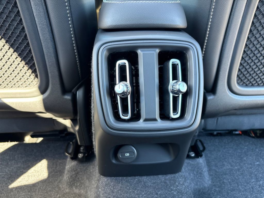 New 2026 Volvo XC40 B5 Ultra AWD/4WD image 15