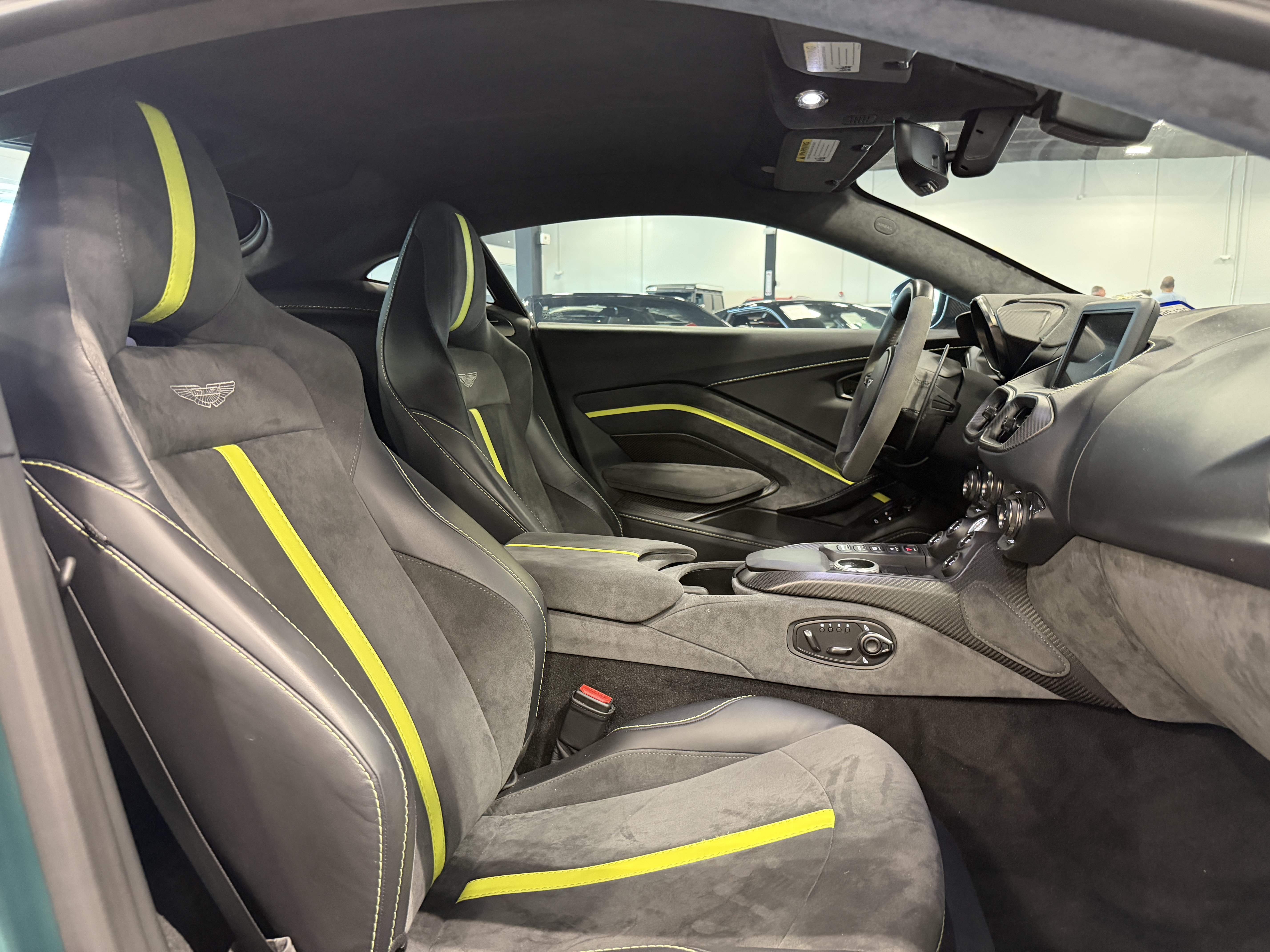 Used 2022 Aston Martin V8 Vantage Coupe RWD image 13