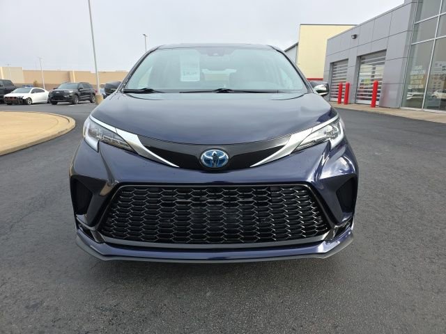 Certified 2021 Toyota Sienna XSE image 2