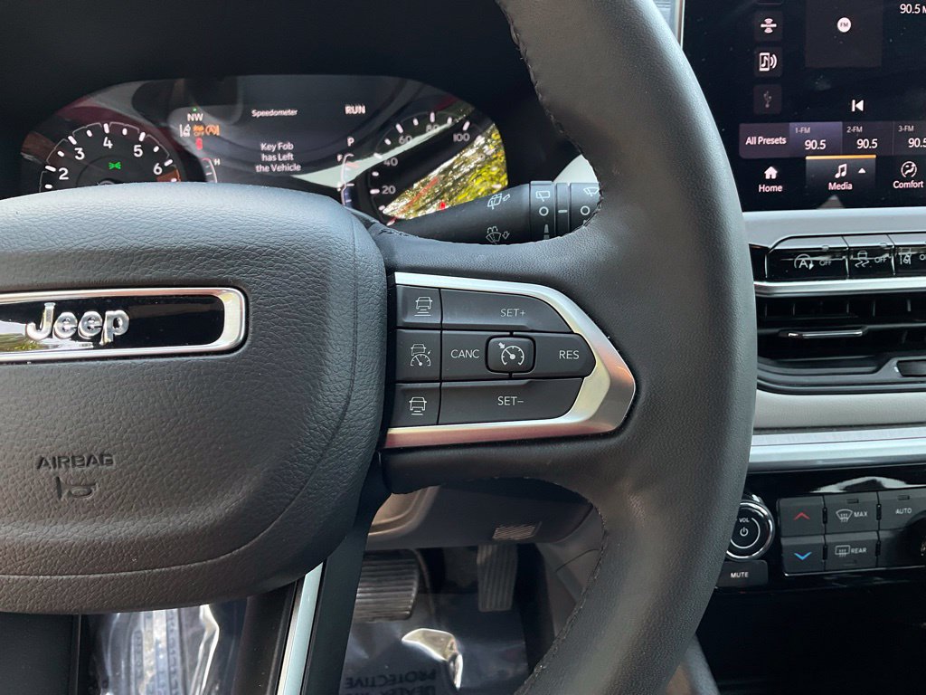 Used 2025 Jeep Compass Limited AWD/4WD image 12