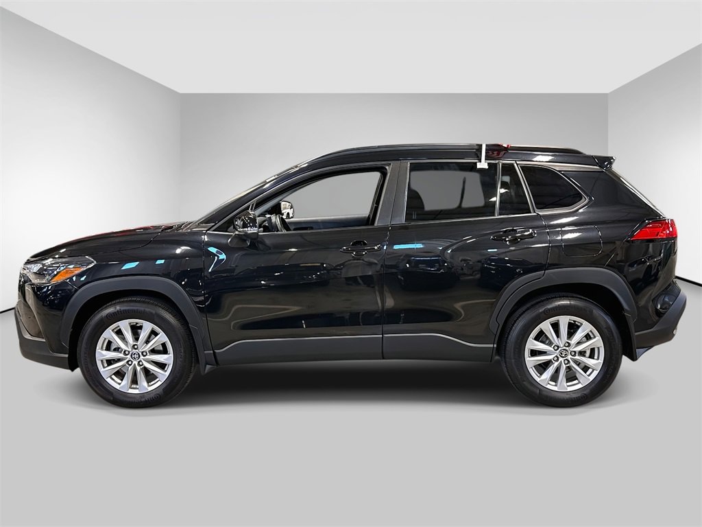 Used 2022 Toyota Corolla Cross LE image 2