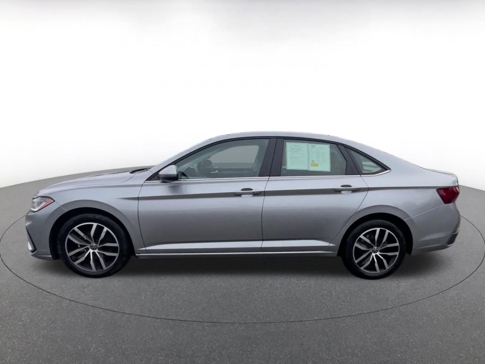 Used 2025 Volkswagen Jetta SE image 9
