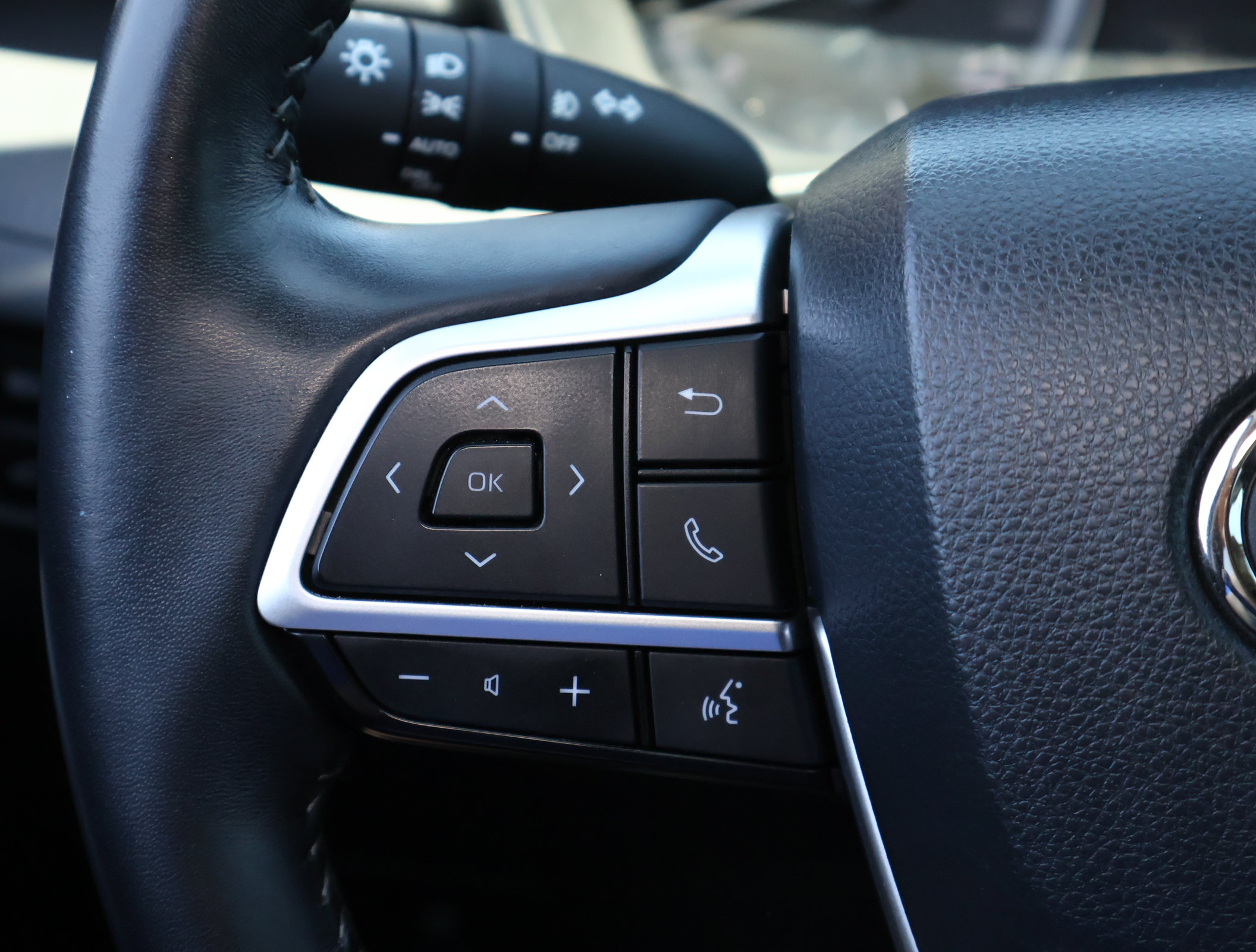 Used 2023 Toyota Highlander LE FWD image 13