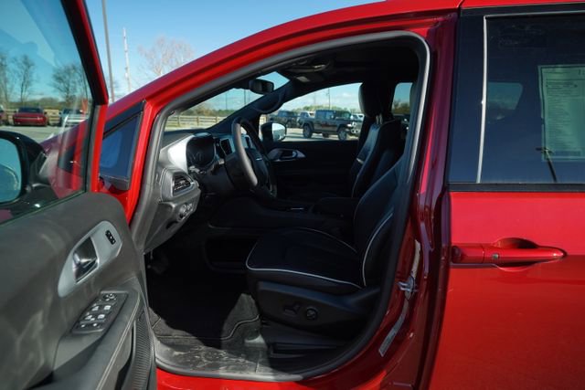 New 2026 Chrysler Pacifica Limited w/ Uconnect Theater Family Group image 13