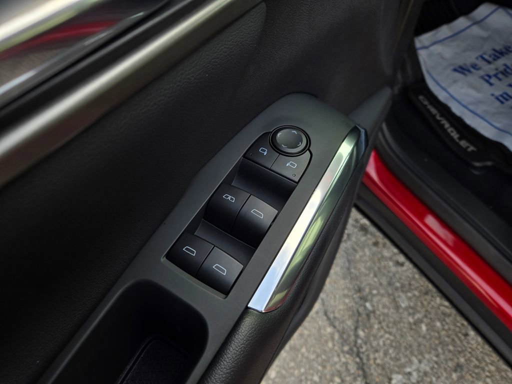 Used 2025 Chevrolet Traverse LT image 11