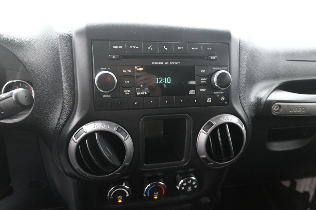 Used 2017 Jeep Wrangler Sport w/ Connectivity Group AWD/4WD image 4