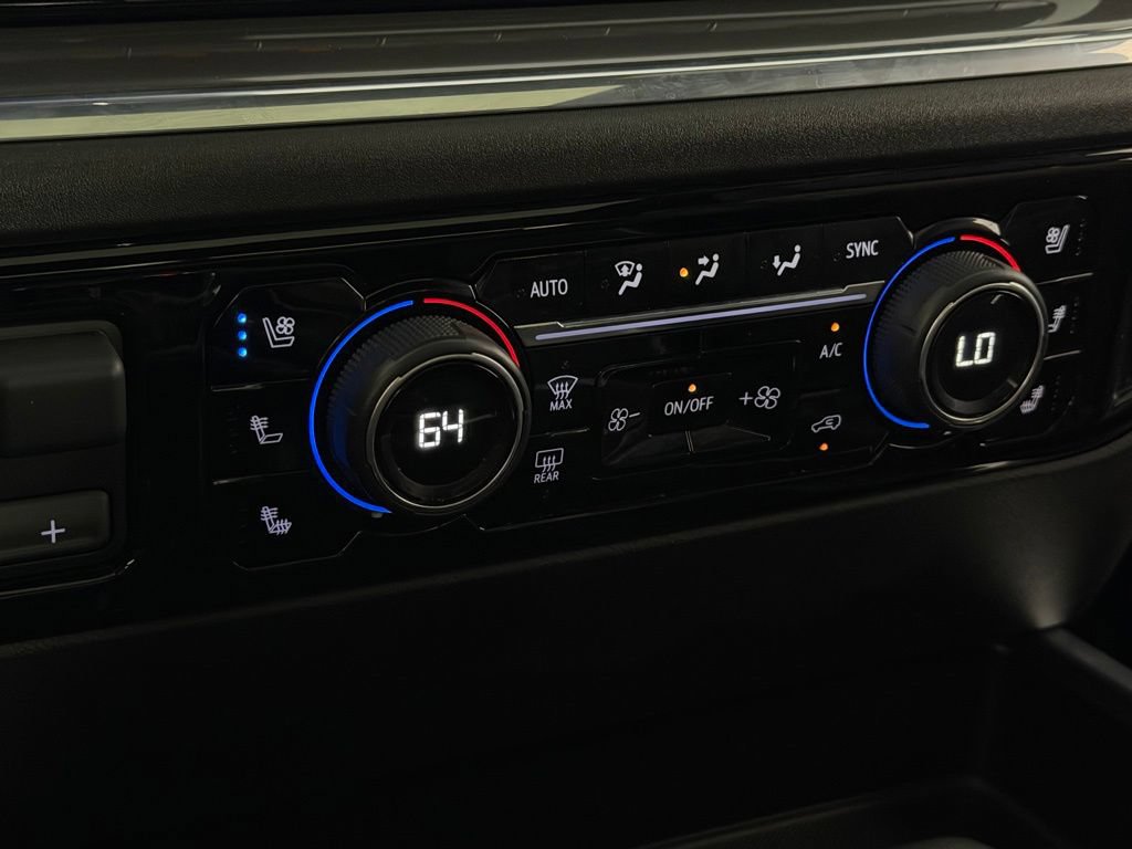 Used 2024 Chevrolet Silverado 1500 High Country w/ High Country Premium Package AWD/4WD image 18