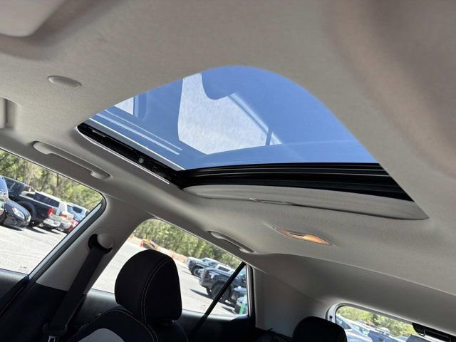 Used 2025 Hyundai Venue SEL FWD image 30