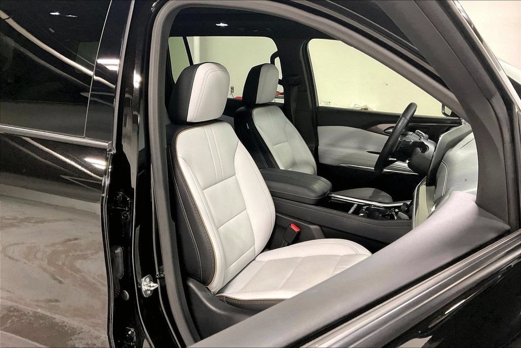 Used 2025 Chevrolet Traverse High Country w/ LPO, Floor Liner Package AWD/4WD image 9