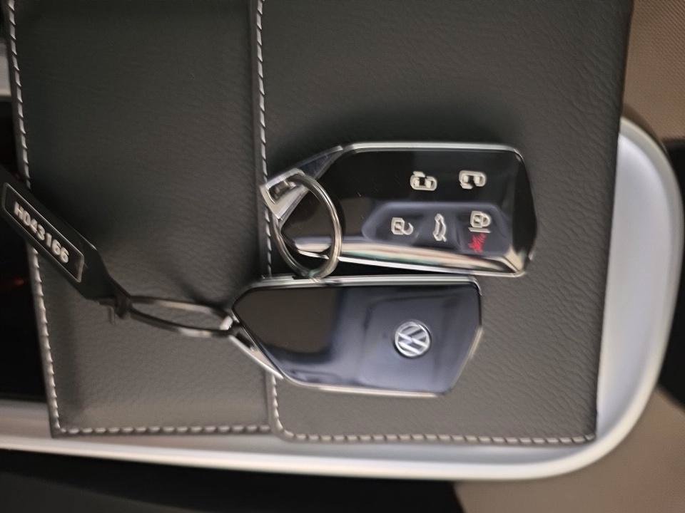 Used 2025 Volkswagen ID. Buzz 1st Edition AWD/4WD image 12