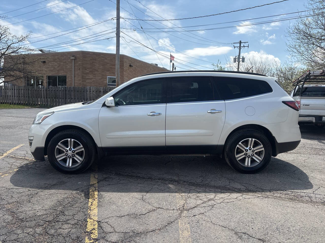 Used 2015 Chevrolet Traverse LT image 2
