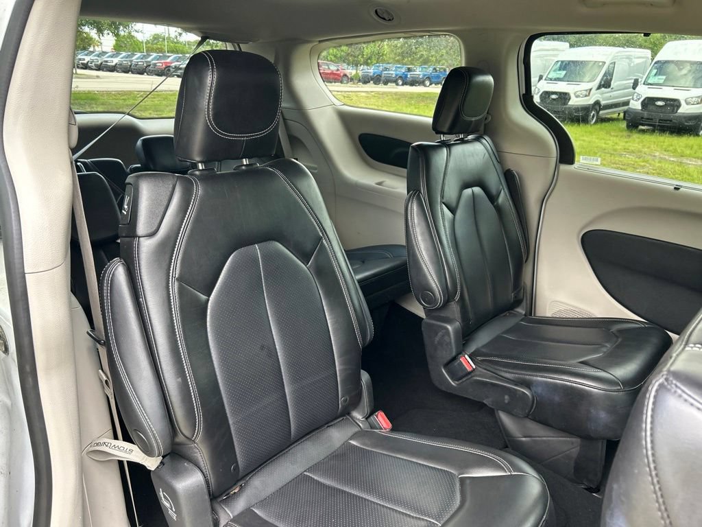 Used 2023 Chrysler Pacifica Touring-L FWD image 44