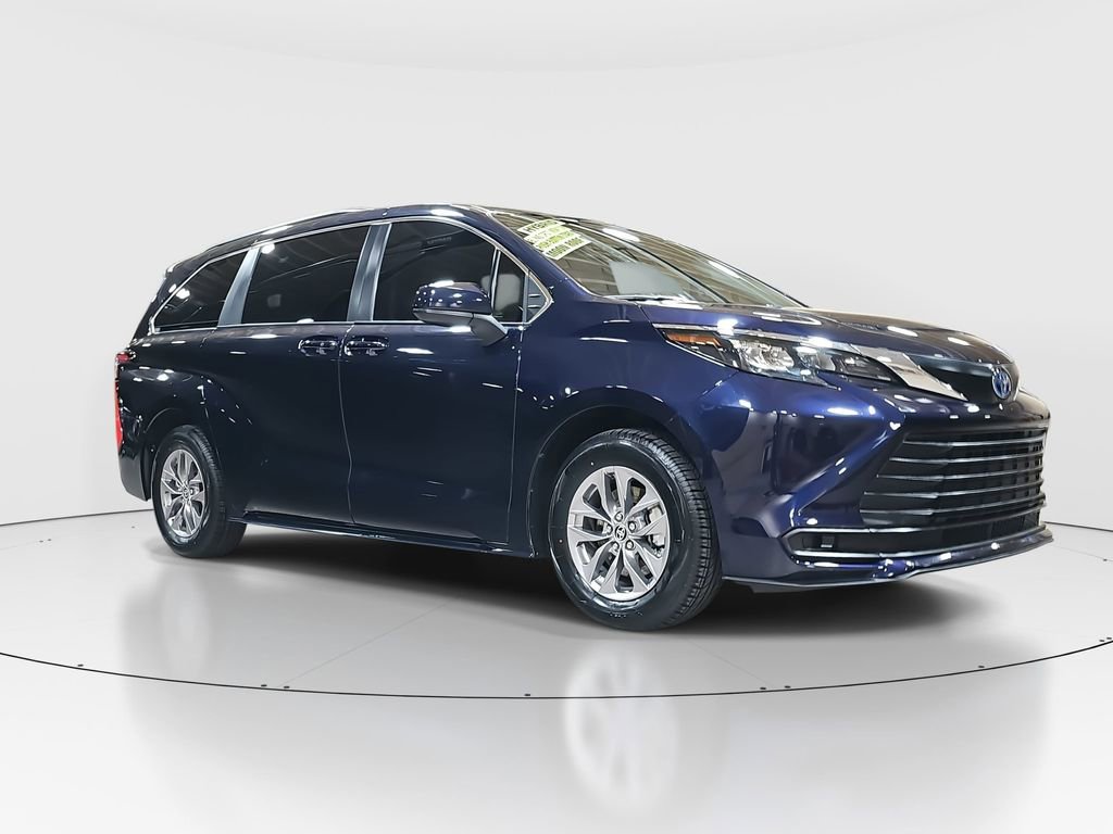 Certified 2024 Toyota Sienna LE image 3