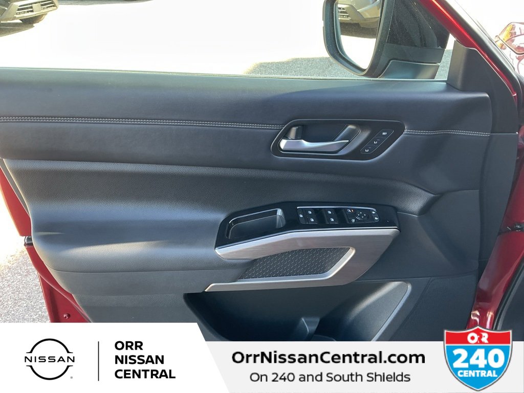 Used 2022 Nissan Pathfinder Platinum w/ Cargo Package image 16