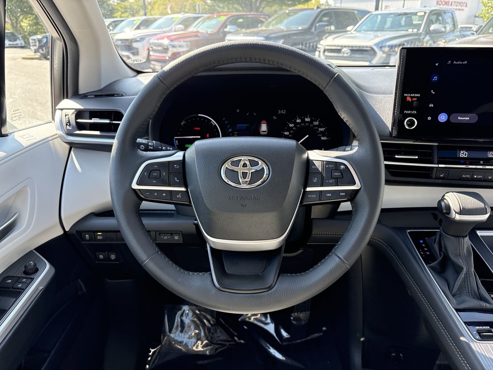 Used 2025 Toyota Sienna XLE AWD/4WD image 16