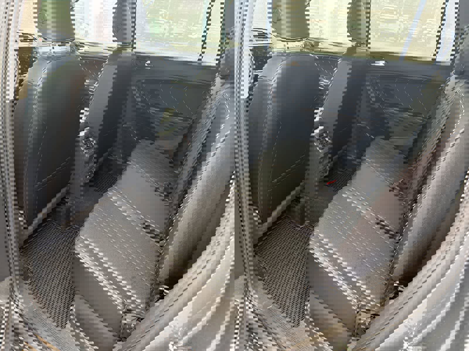 Used 2022 Volkswagen Tiguan SE w/ Panoramic Sunroof Package image 9