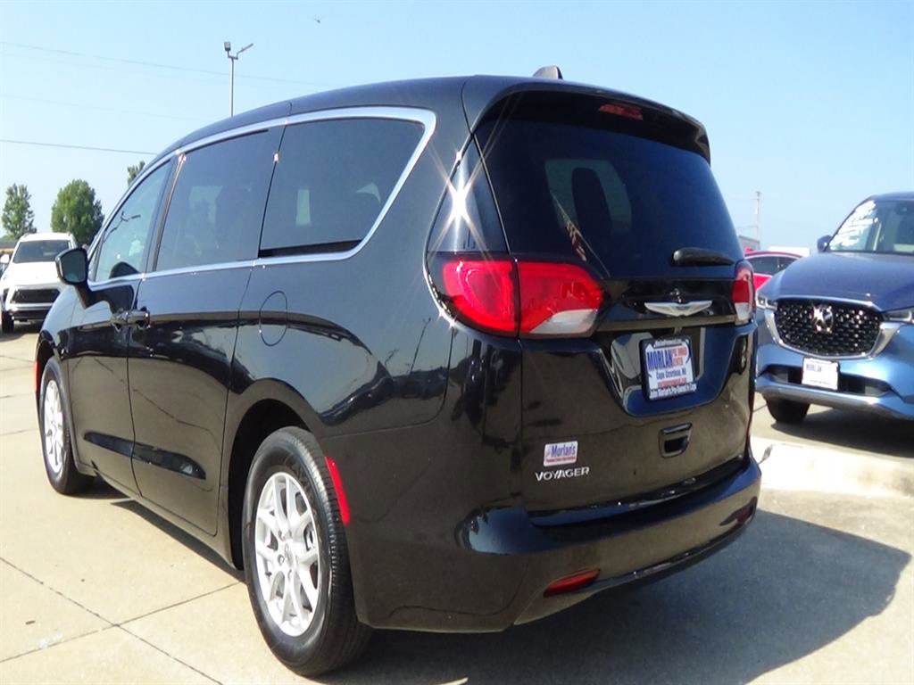Used 2022 Chrysler Voyager LX image 8