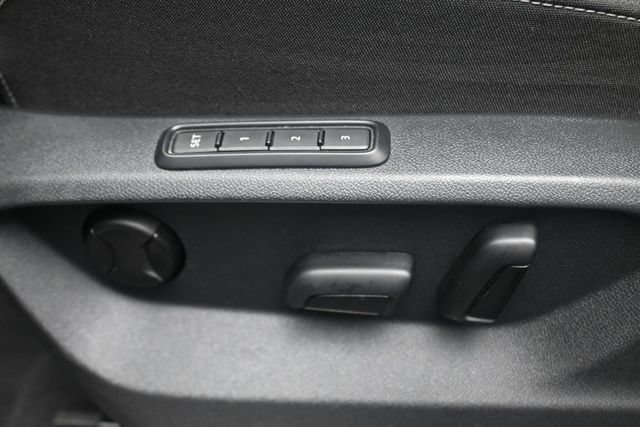 Used 2025 Volkswagen Atlas SEL AWD/4WD image 16