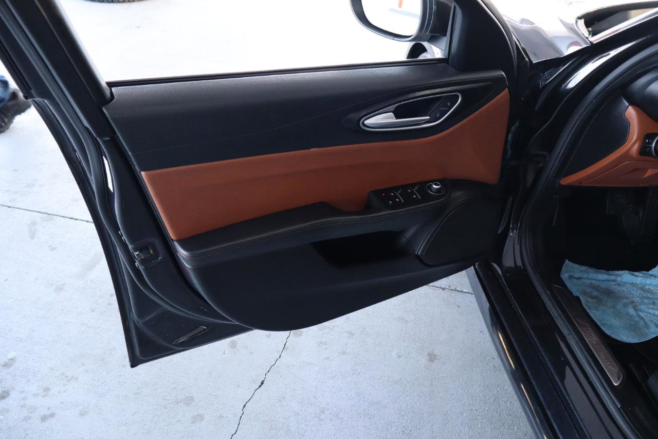 Used 2017 Alfa Romeo Giulia RWD image 12