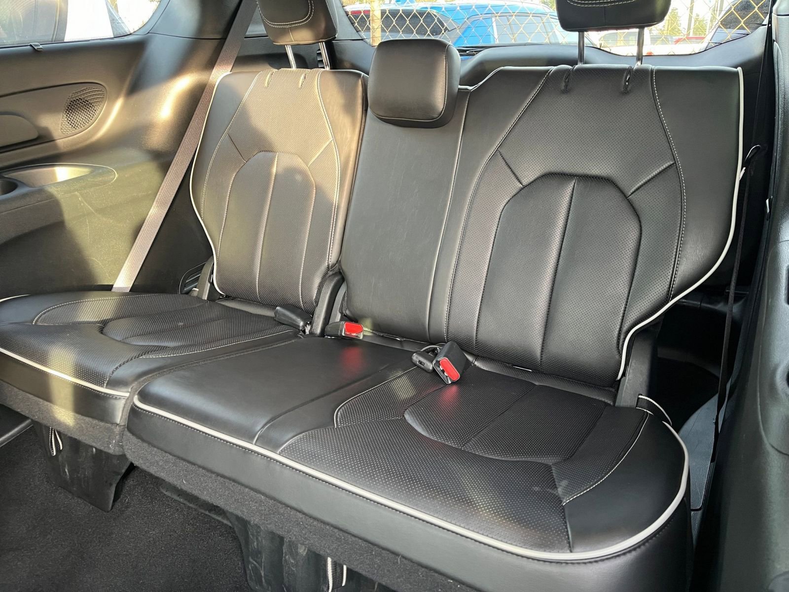 Used 2025 Chrysler Pacifica Limited image 33