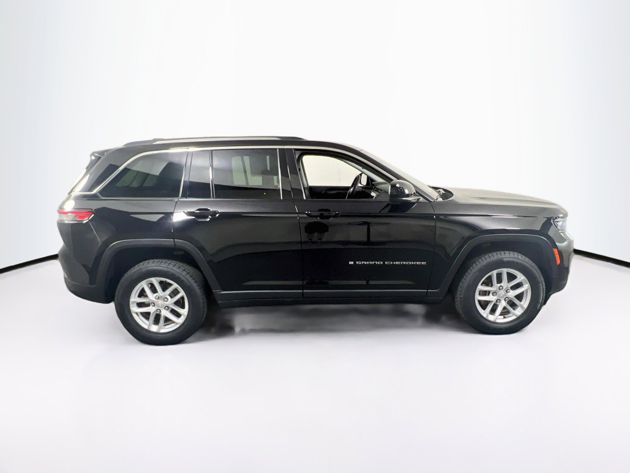 Used 2023 Jeep Grand Cherokee Laredo AWD/4WD image 4