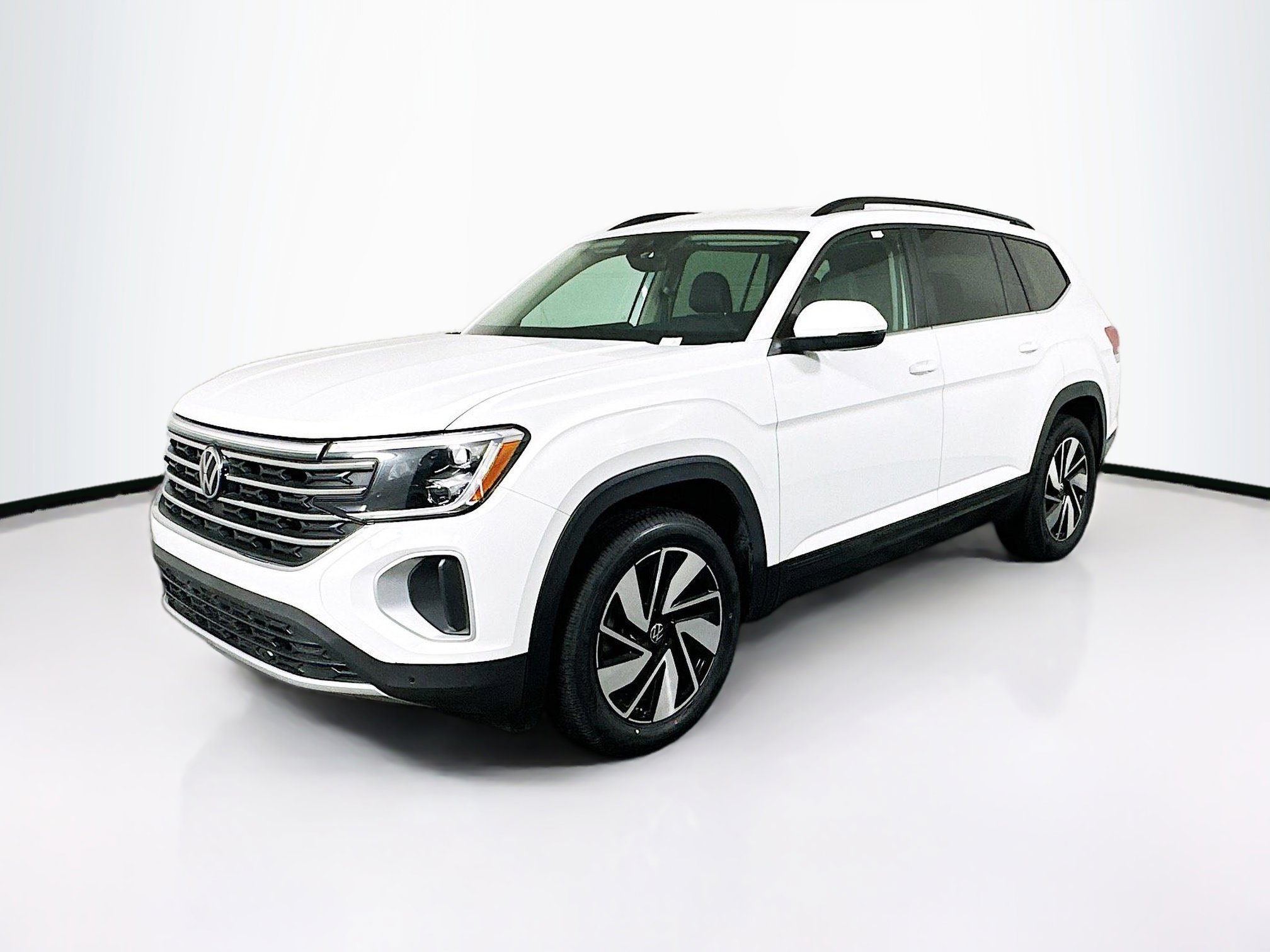 Used 2025 Volkswagen Atlas SE image 3