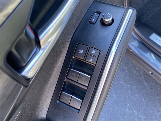 Used 2025 Toyota Highlander Limited image 17