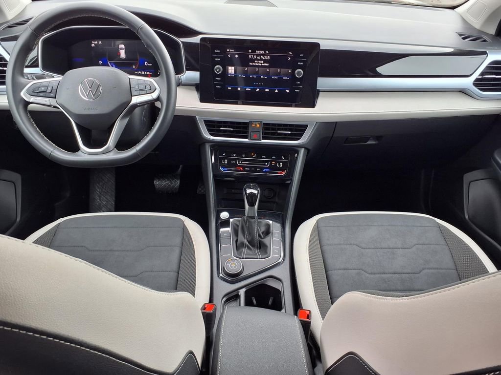 Used 2025 Volkswagen Taos SE AWD/4WD image 9