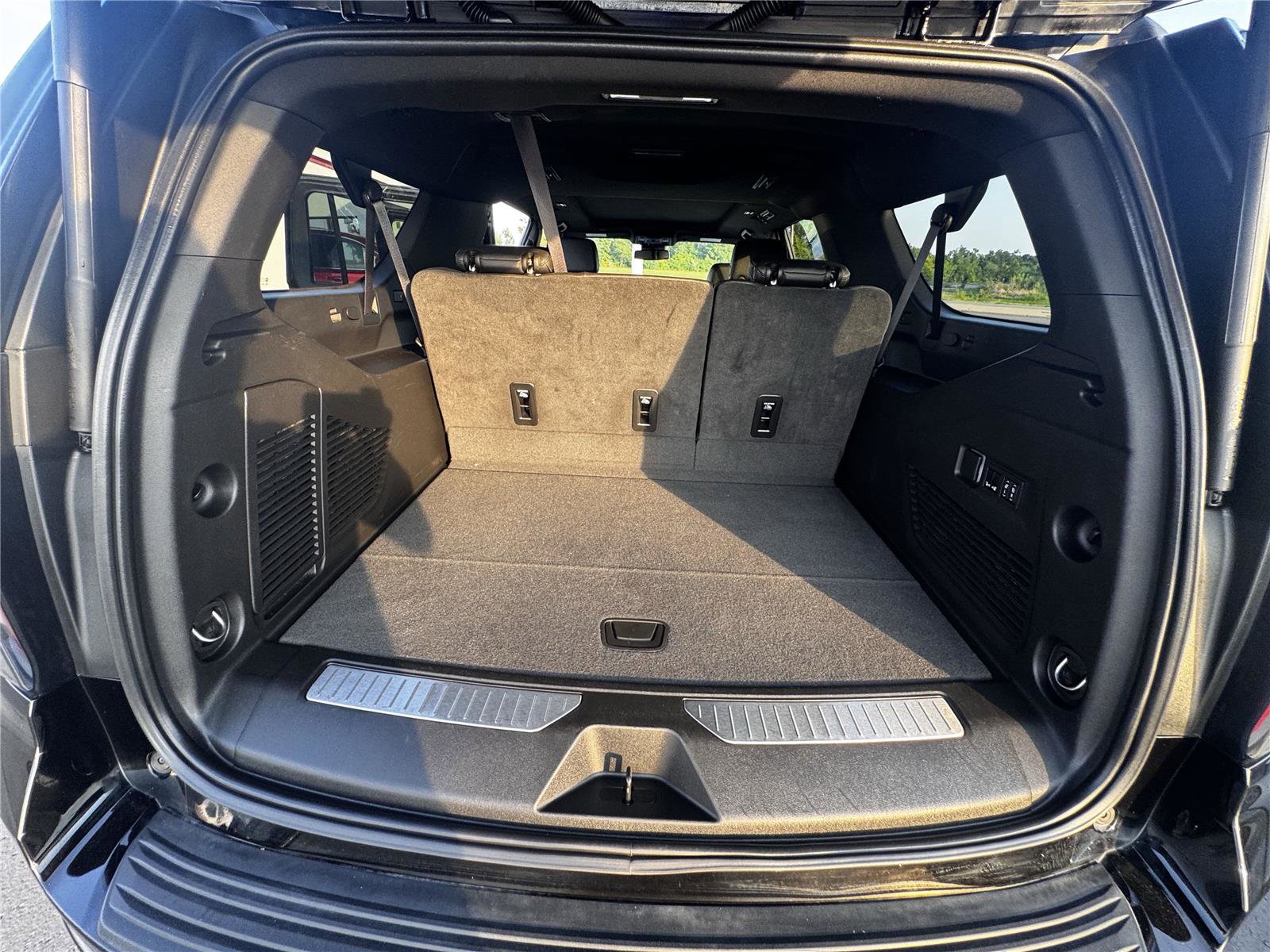 Used 2024 Chevrolet Suburban Z71 w/ Luxury Package AWD/4WD image 8