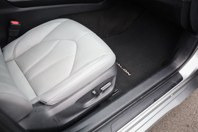 Used 2020 Toyota Avalon XLE w/ Moonroof Package FWD image 49