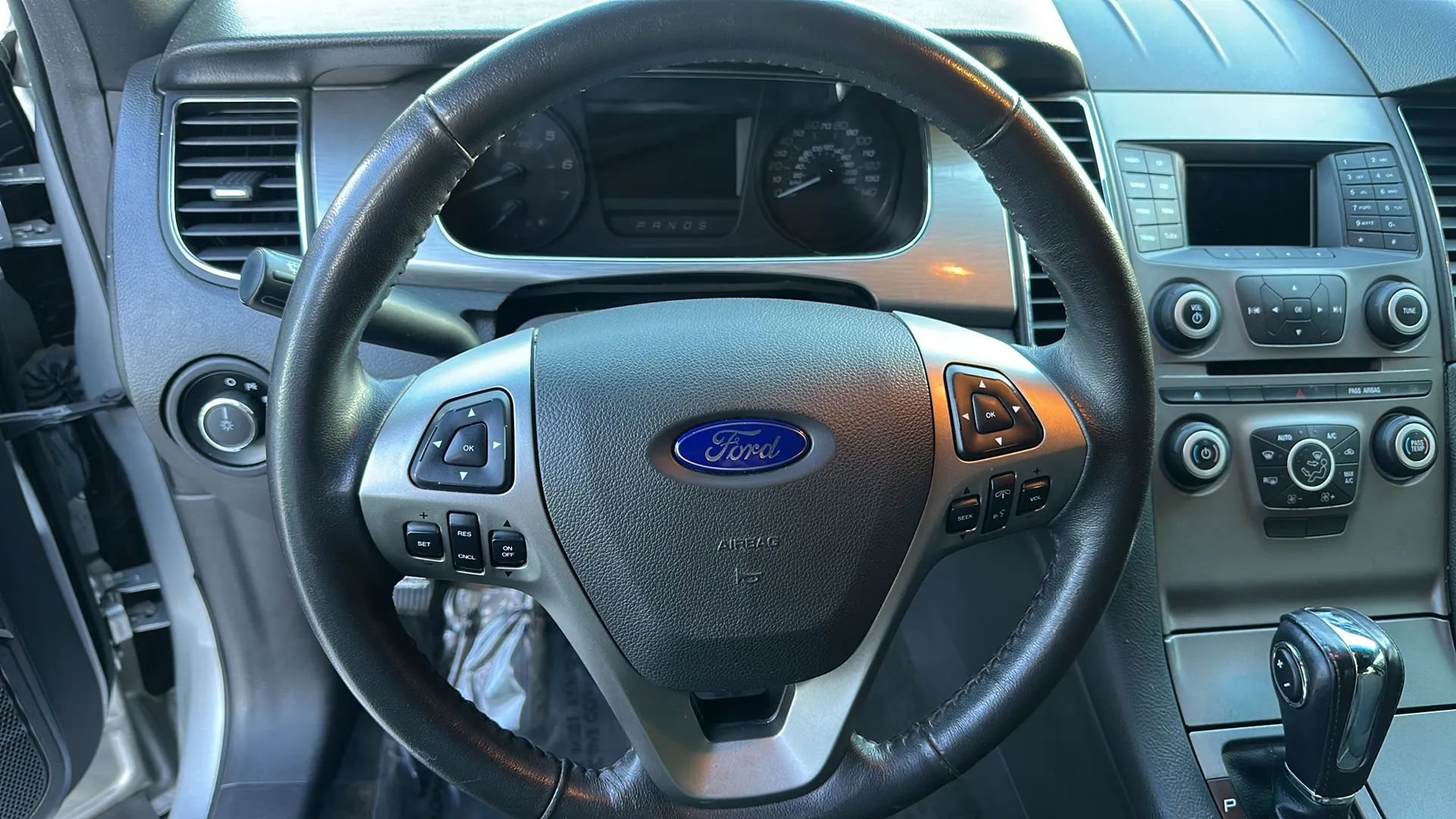 Used 2015 Ford Taurus SEL image 10