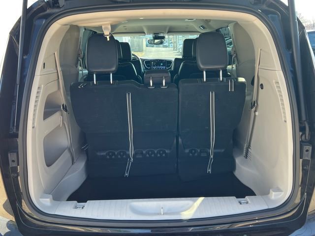 Used 2024 Chrysler Pacifica Touring-L image 36