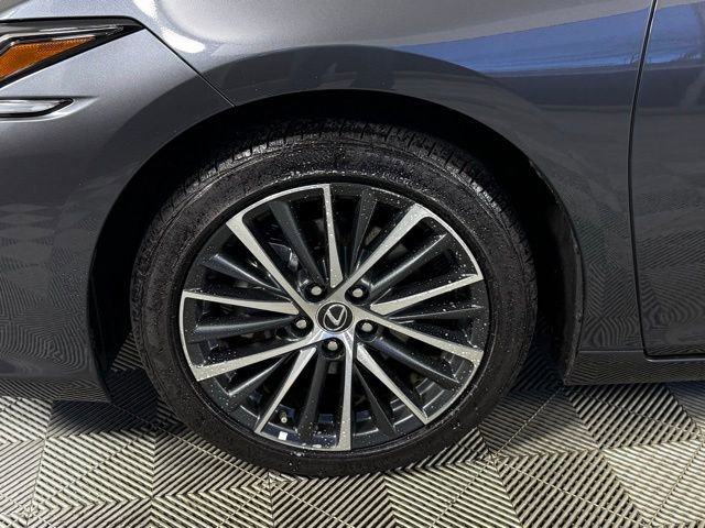 Used 2025 Lexus ES 300h w/ Premium Package image 17