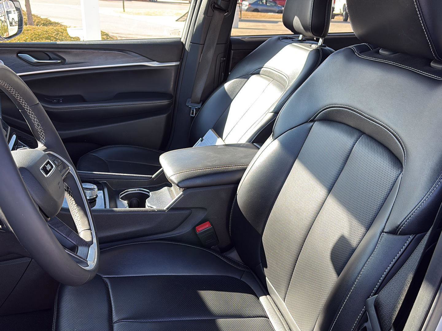 Used 2024 Jeep Grand Cherokee L Limited w/ Luxury Tech Group II image 10